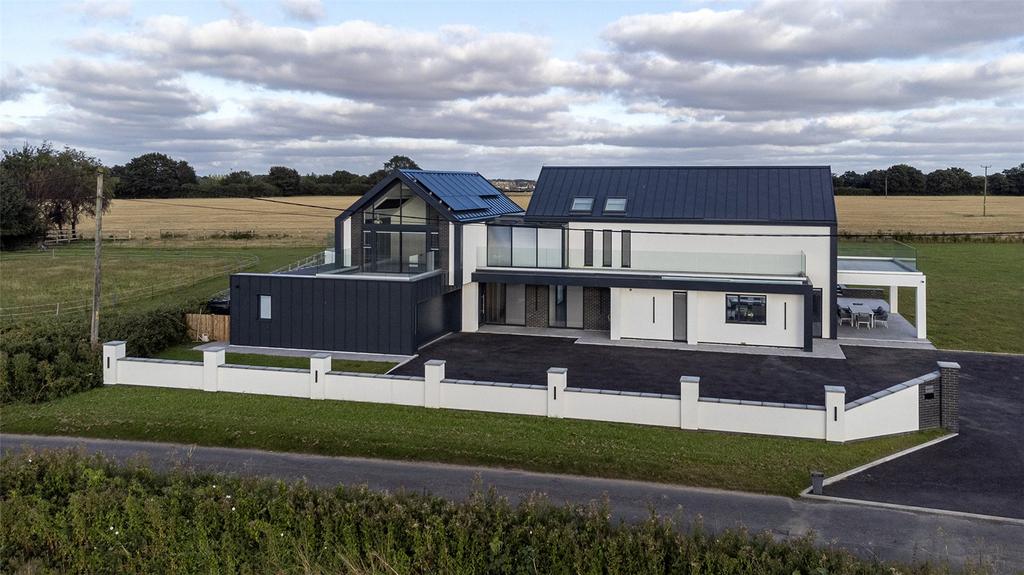 Bow Street, Great Ellingham, Attleborough, Norfolk, NR17 3 bed detached
