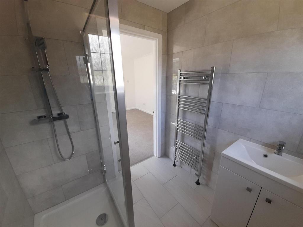 Ensuite Shower Room 1.jpg