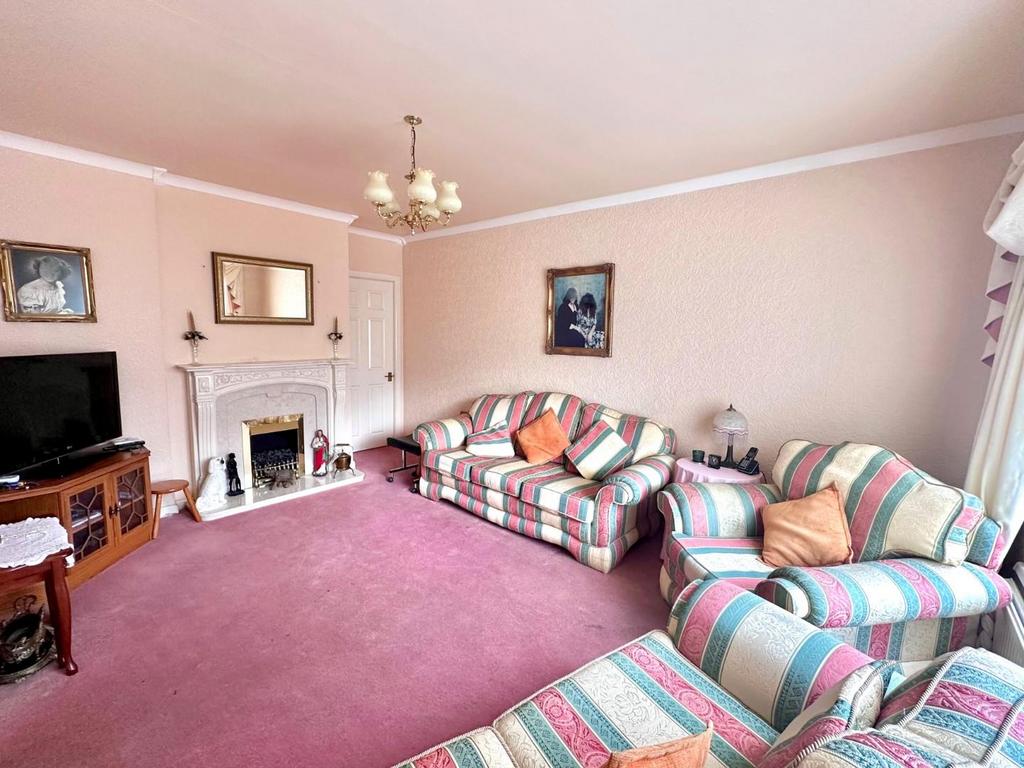 Hookland Road, Newton, Porthcawl, CF36 5SF 3 bed link detached house