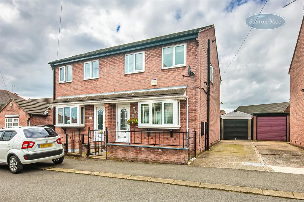 Farnley Avenue, Wadsley Bridge, Sheffield 2 bed semidetached house for