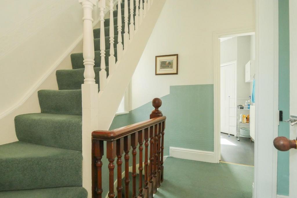 Landing (1 st floor)
