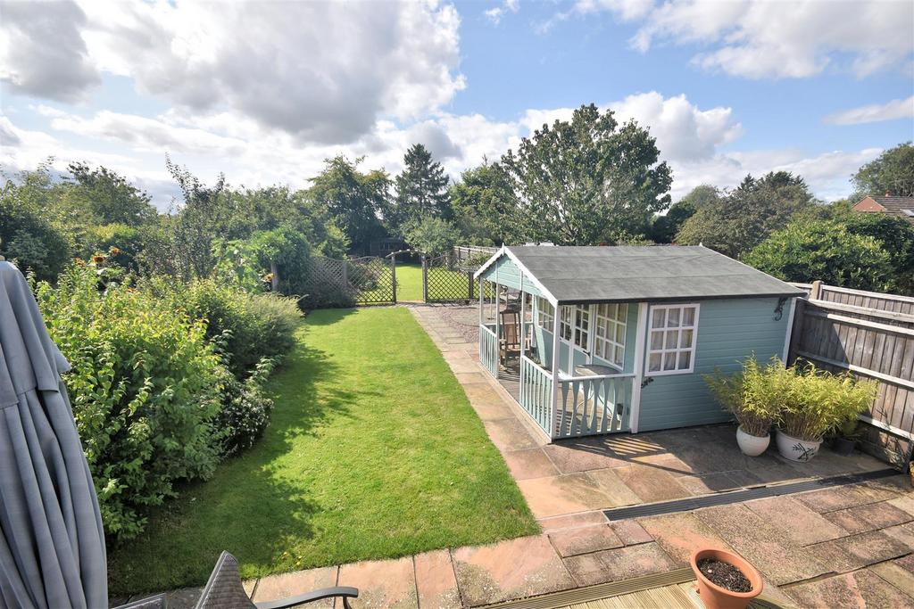 Bates Lane, Weston Turville HP22 4 bed semidetached house for sale £