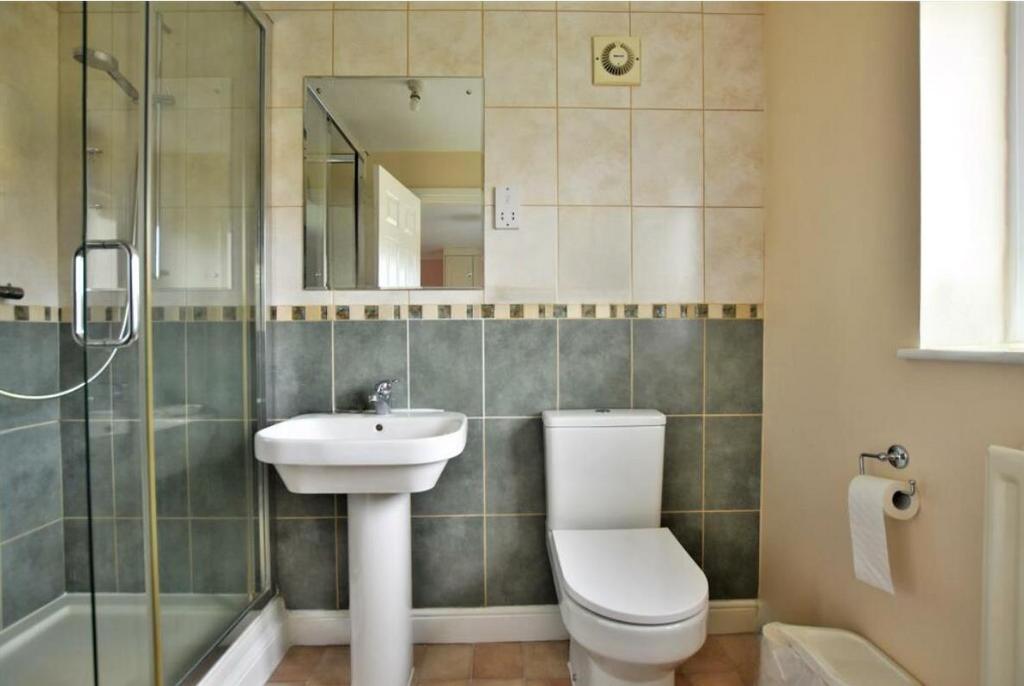 BATHROOM 1.png