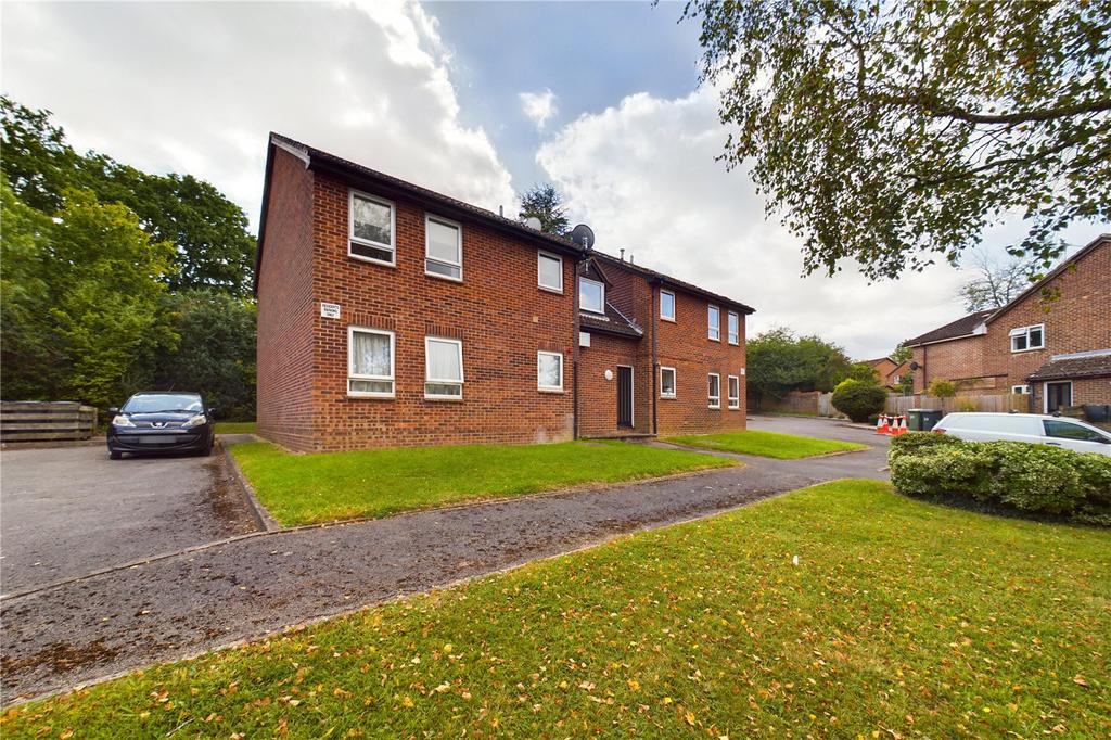 Titchfield Close, Tadley, Hampshire... Studio to rent £850 pcm (£196 pw)
