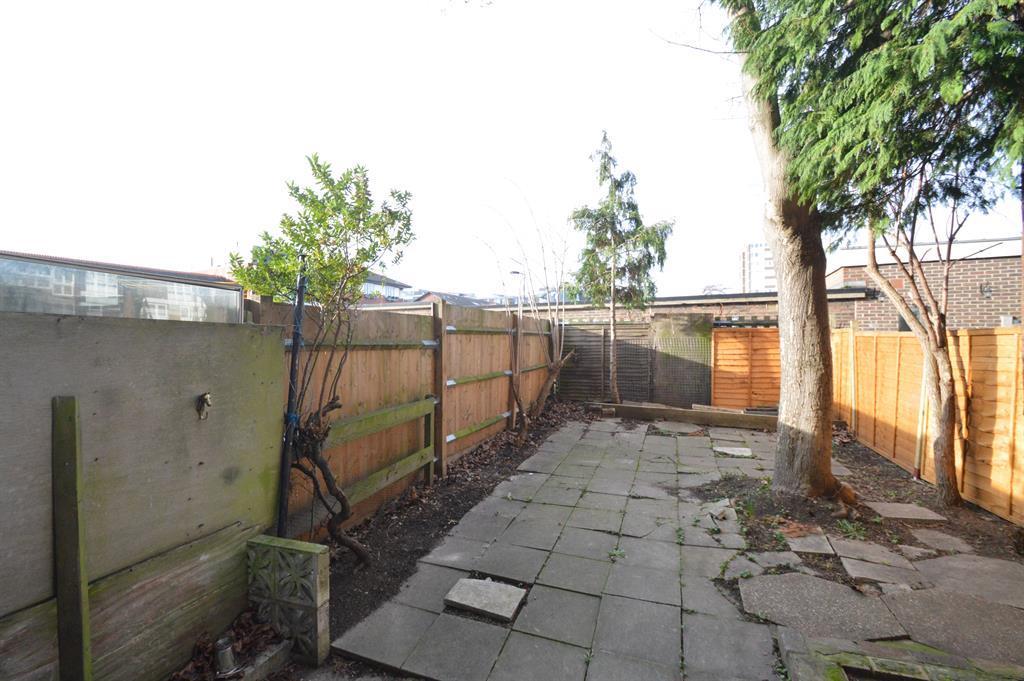 Pownall Road, London Fields, E8 3 bed apartment £3,100 pcm (£715 pw)
