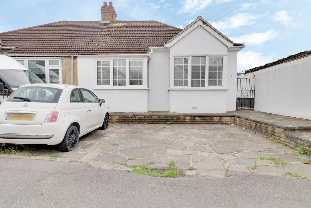 Lambs Lane South, Rainham RM13 3 bed semidetached bungalow for sale