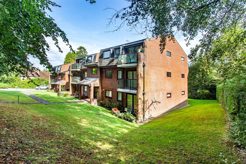 Conan Doyle Court, Goldsmiths Avenue, Crowborough 2 bed apartment for