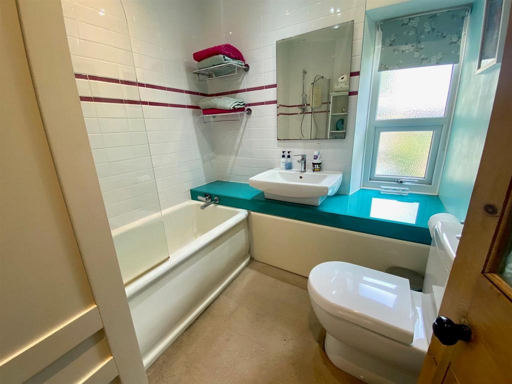Knowl road 109 bathroom.jpg