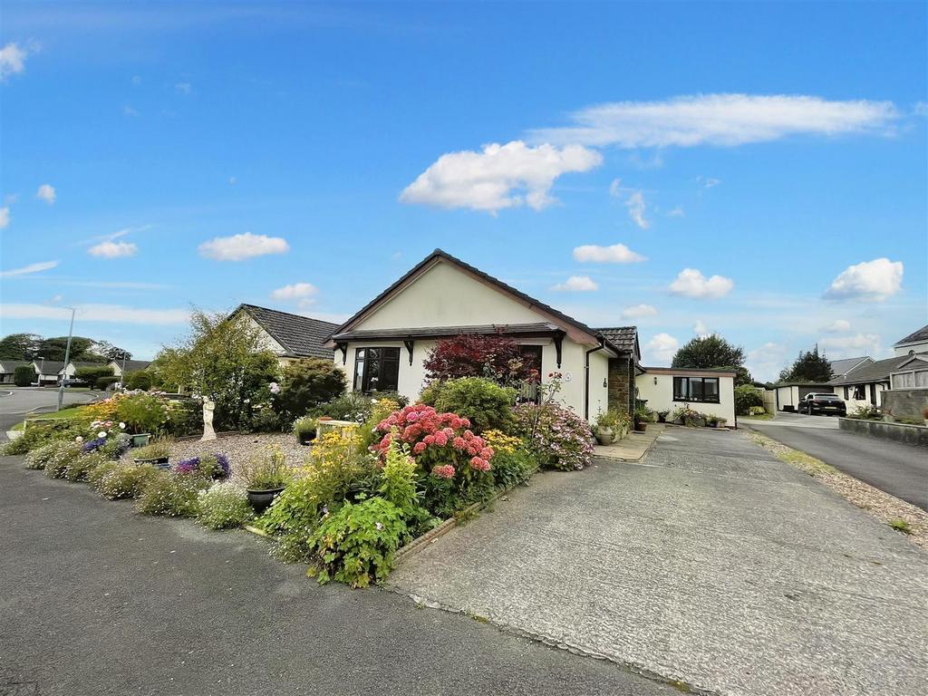 Maes Yr Ysgol, Peniel, Carmarthen 2 bed detached bungalow for sale £
