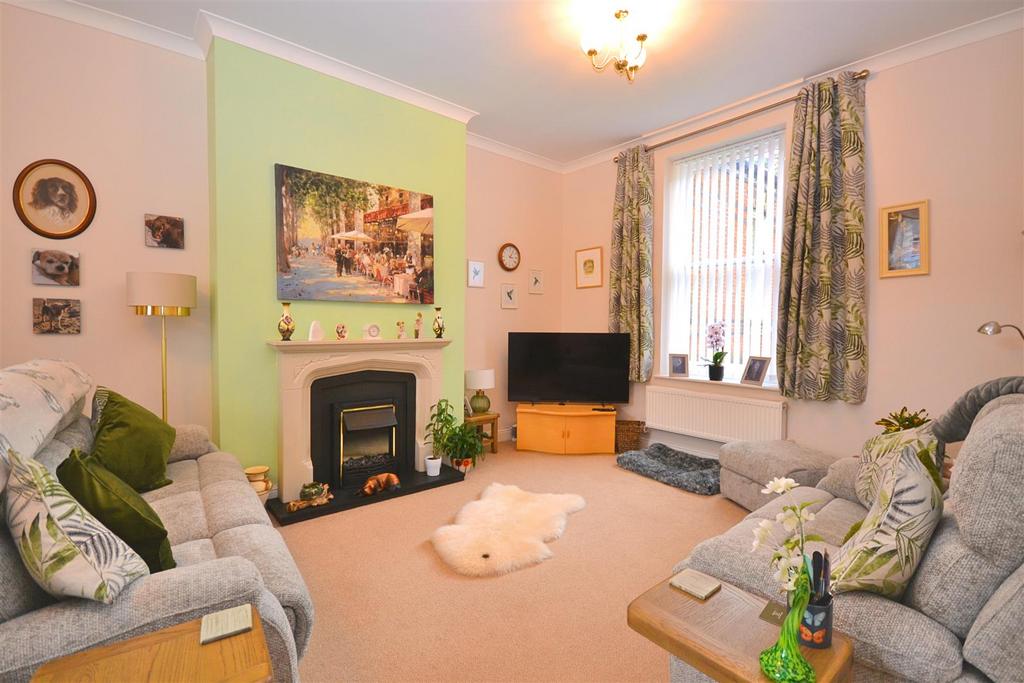 Hawthorn Road, Charlton Down, Dorchester 2 bed flat for sale £174,950