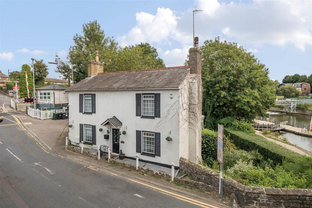 Farleigh Bridge, East Farleigh, Maidstone 4 bed detached house for sale £700,000
