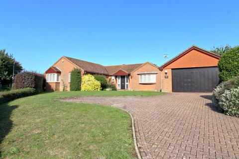 4 bedroom detached bungalow for sale - Grand Avenue, Seaford