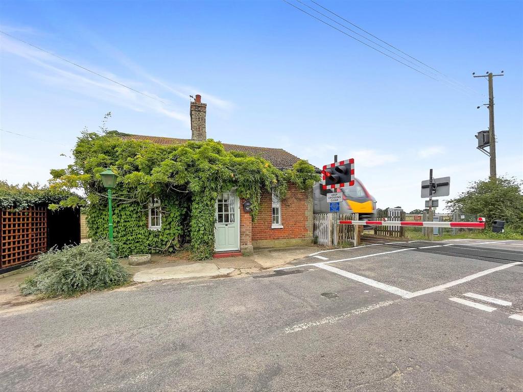 Burnt Hill Lane, Carlton Colville, Lowestoft 2 bed detached bungalow