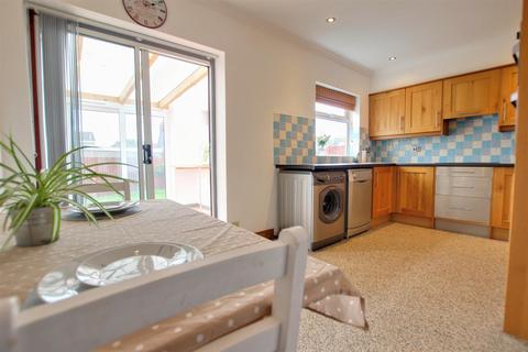 3 bedroom end of terrace house for sale - Grove Close, Beverley