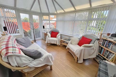3 bedroom semi-detached house for sale - Lichfield Close, Kingston Park, Newcastle upon Tyne, Tyne and Wear, NE3 2YW