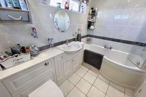 3 bedroom semi-detached house for sale - Lichfield Close, Kingston Park, Newcastle upon Tyne, Tyne and Wear, NE3 2YW