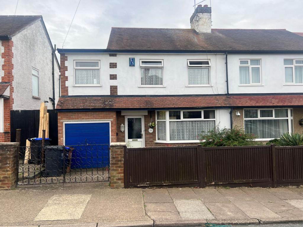 Broadway East, Abington, Northampton NN3 2PT 3 bed semidetached house