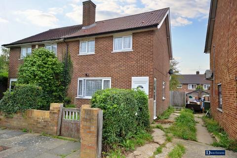 8 Roberts Close, Romford, RM3 7BT