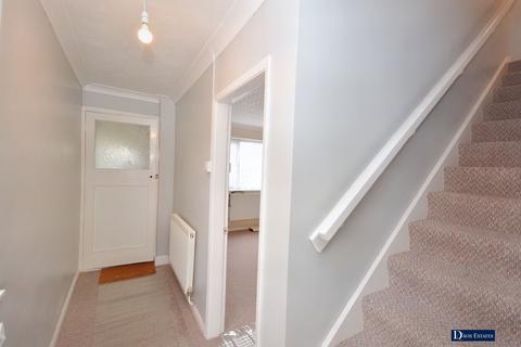 8 Roberts Close, Romford, RM3 7BT