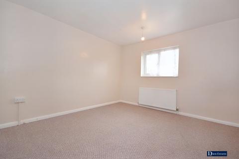 8 Roberts Close, Romford, RM3 7BT