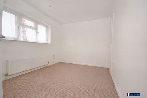 8 Roberts Close, Romford, RM3 7BT