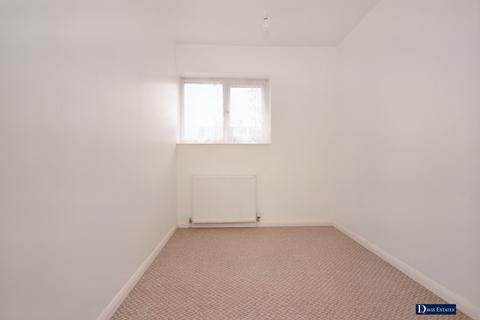 8 Roberts Close, Romford, RM3 7BT