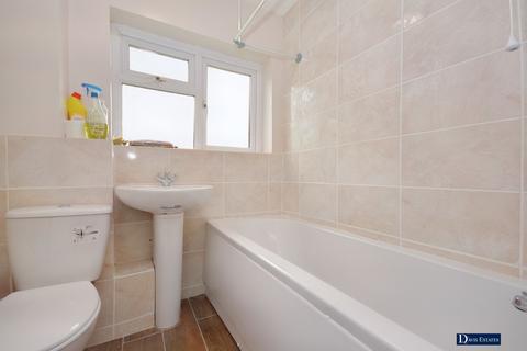 8 Roberts Close, Romford, RM3 7BT