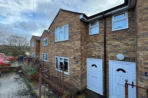 4 bedroom semi-detached house to rent - Hylton Road, Hp12