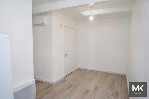 Studio to rent, Station Road, Northampton NN6