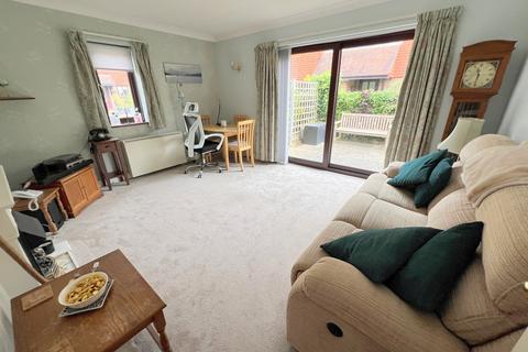 2 bedroom semi-detached bungalow for sale, Wellington Court, Fernhill Lane, New Milton, Hampshire. BH25 5ST