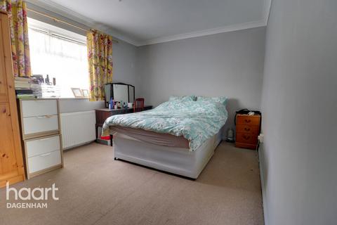 4 bedroom end of terrace house for sale - Bosworth Road, Dagenham