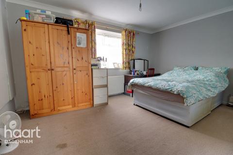 4 bedroom end of terrace house for sale - Bosworth Road, Dagenham