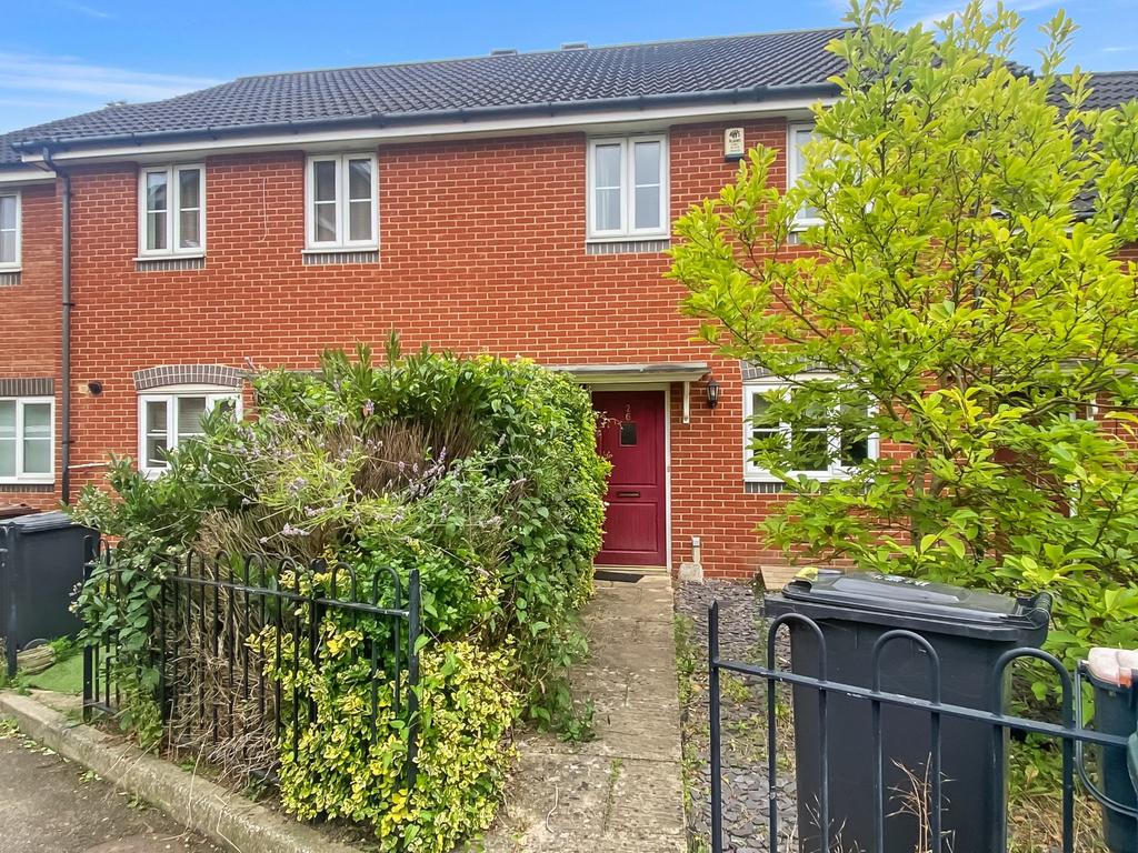 Kendall Gardens, Gravesend, Kent... 3 bed semidetached house £1,400