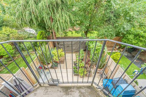 69 Hamlet Square, London, NW2 1SR