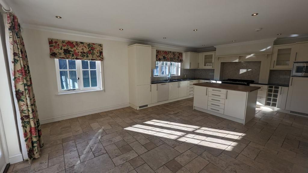 Queens Avenue, Dorchester 5 bed detached house £2,400 pcm (£554 pw)