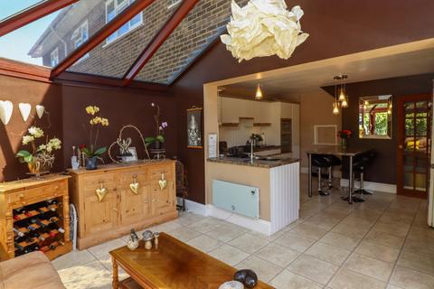 2 Dorian Grove, Alresford, SO24 9QR