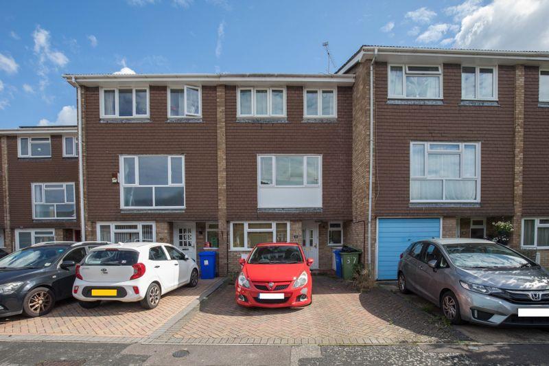 Ashdown Avenue, Farnborough, GU14 1 bed in a house share £550 pcm (£