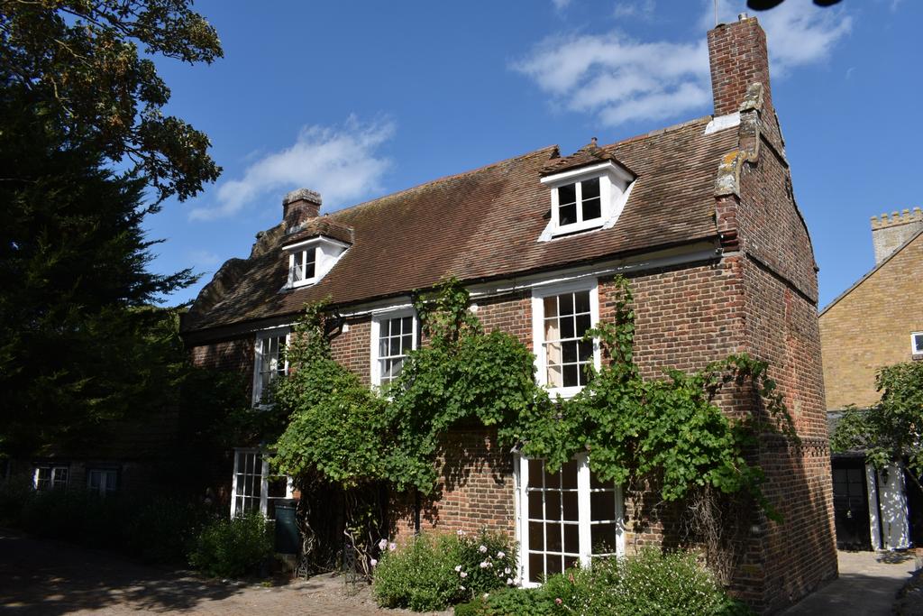 The Square, Birchington, CT7 6 bed detached house to rent £2,500 pcm