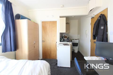 Studio to rent, Salisbury Street, Southampton