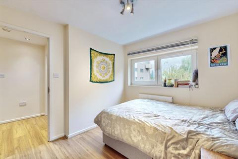 3 bedroom flat to rent, Bloomsbury Close, Ealing, W5