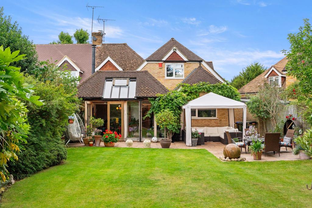 Fircroft Close, Stoke Poges, SL2 3 bed semidetached house for sale £800,000