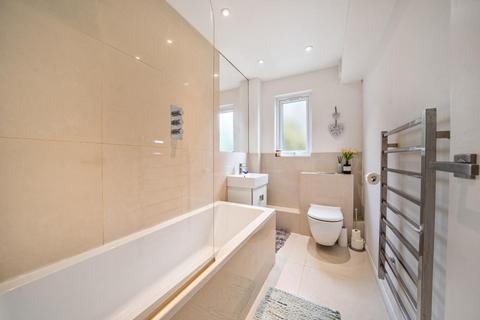 47 Crowthorne Close, London, SW18 5RX