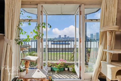 3 bedroom flat for sale, Barge House Road, London, E16