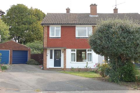 3 bedroom semi-detached house for sale - Cliveden Close, Chelmsford