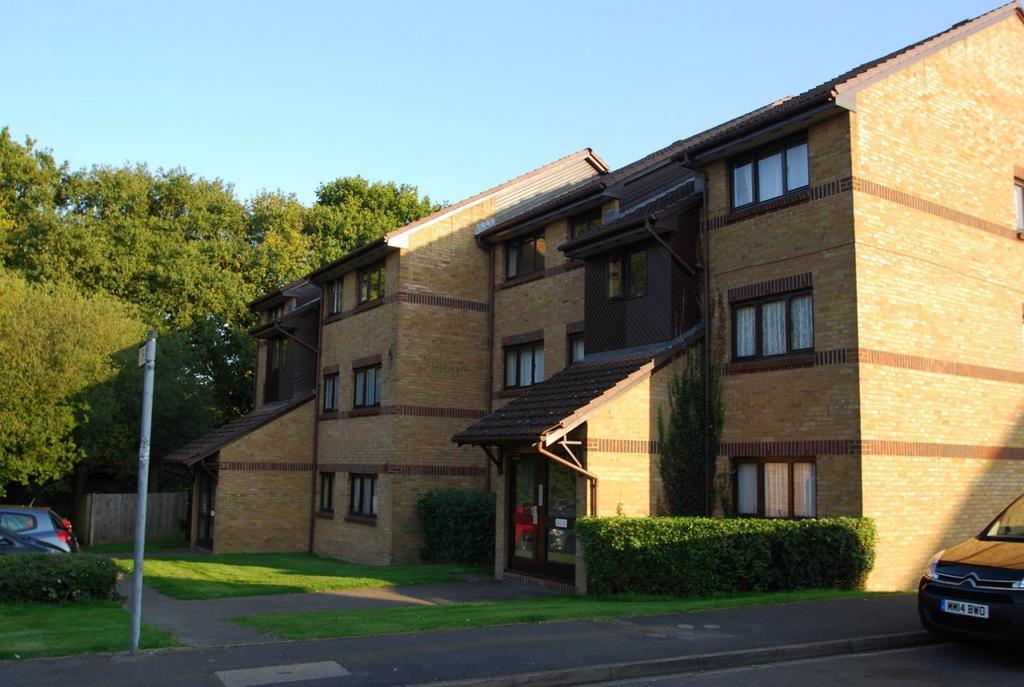 Littlebrook Avenue, Nr Burnham, Slough, Berks, SL2 1 bed apartment £