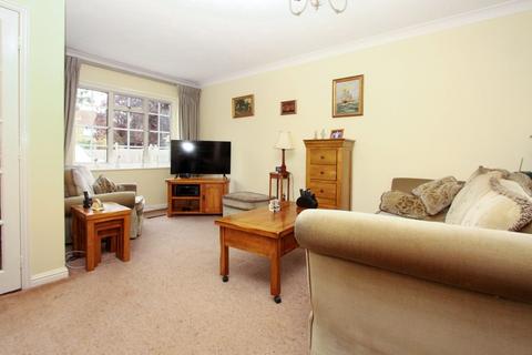 1a Willows Close, Pinner, HA5 3SY