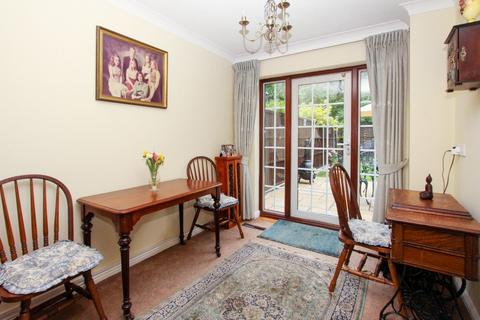 1a Willows Close, Pinner, HA5 3SY