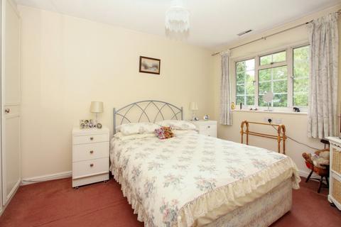 1a Willows Close, Pinner, HA5 3SY