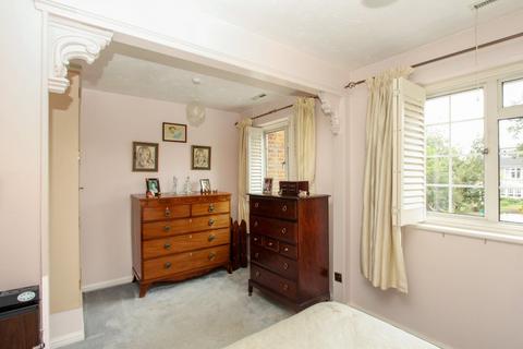 1a Willows Close, Pinner, HA5 3SY