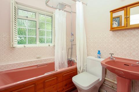1a Willows Close, Pinner, HA5 3SY